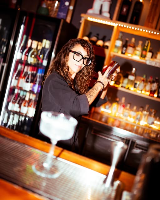 Bartender de La Cambusa mentre prepara un cocktail allo shaker