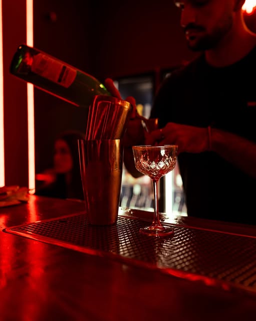 Cocktail servito al bancone in un calice a coppa