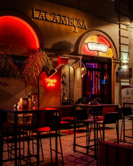 L'ingresso de La Cambusa, con l'insegna al neon e il dehors