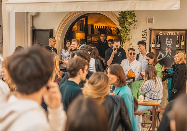 Serata affollata nel dehors de La Cambusa